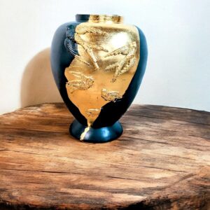 Grand vase vert bouteille avec ajout de moulures et feuille d’or