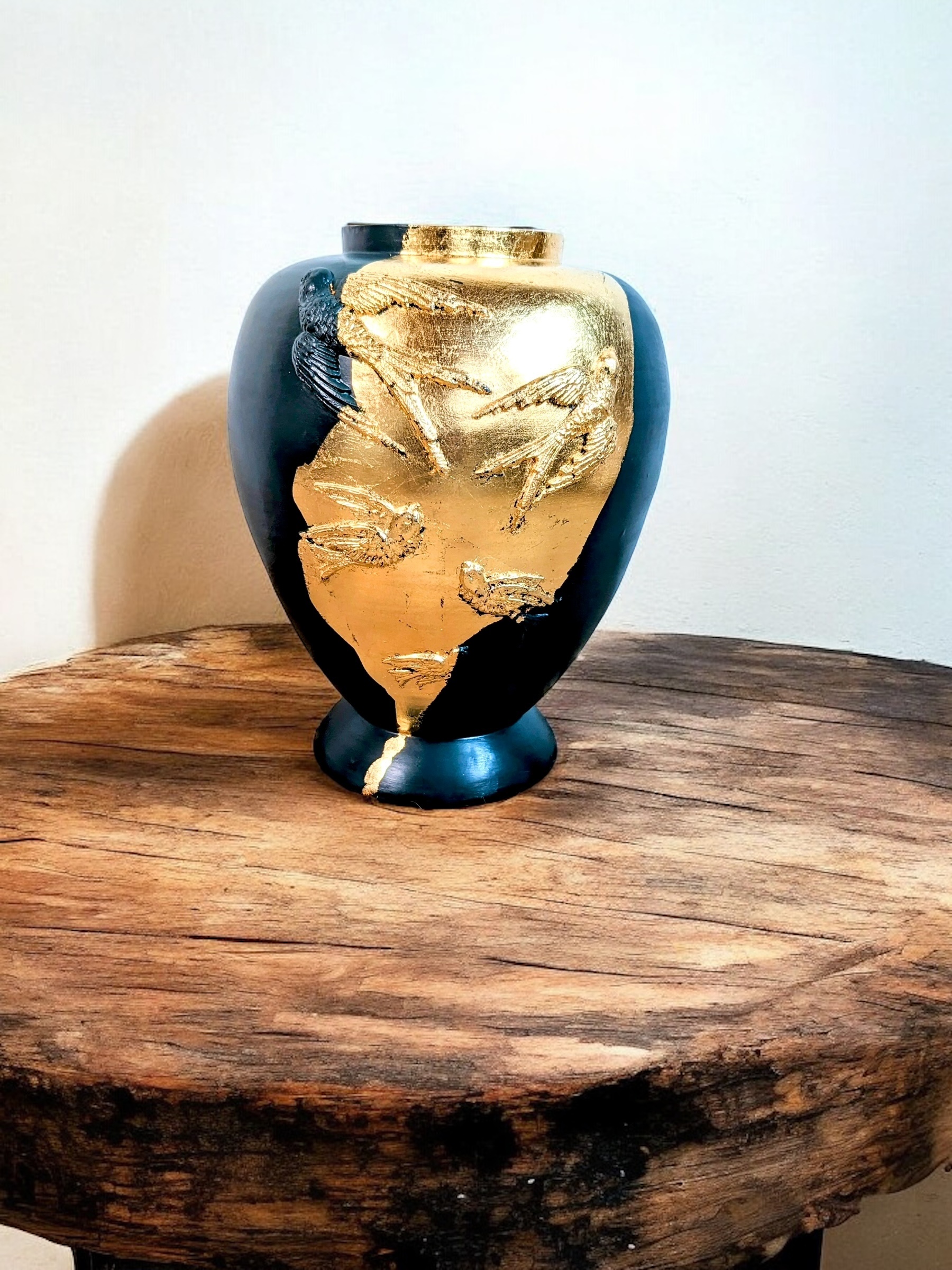 Grand vase vert bouteille avec ajout de moulures et feuille d’or