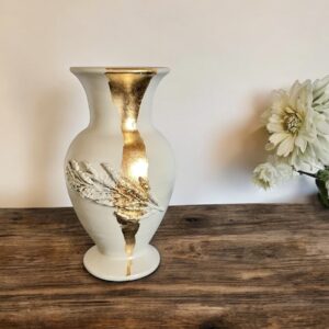 Petit vase blanc avec ajout de moulure et feuille d’or
