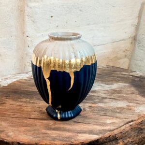 Vase bleu nuit et gris avec liseré en feuille d’or