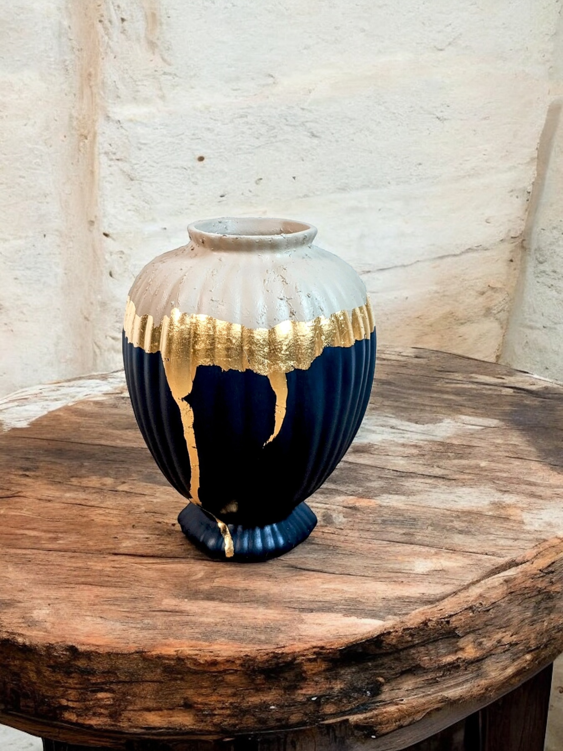 Vase bleu nuit et gris avec liseré en feuille d’or