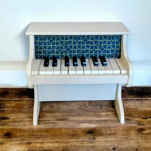 Piano en bois pour enfant relooké blanc, tissu bleu marine et doré - By Léo
