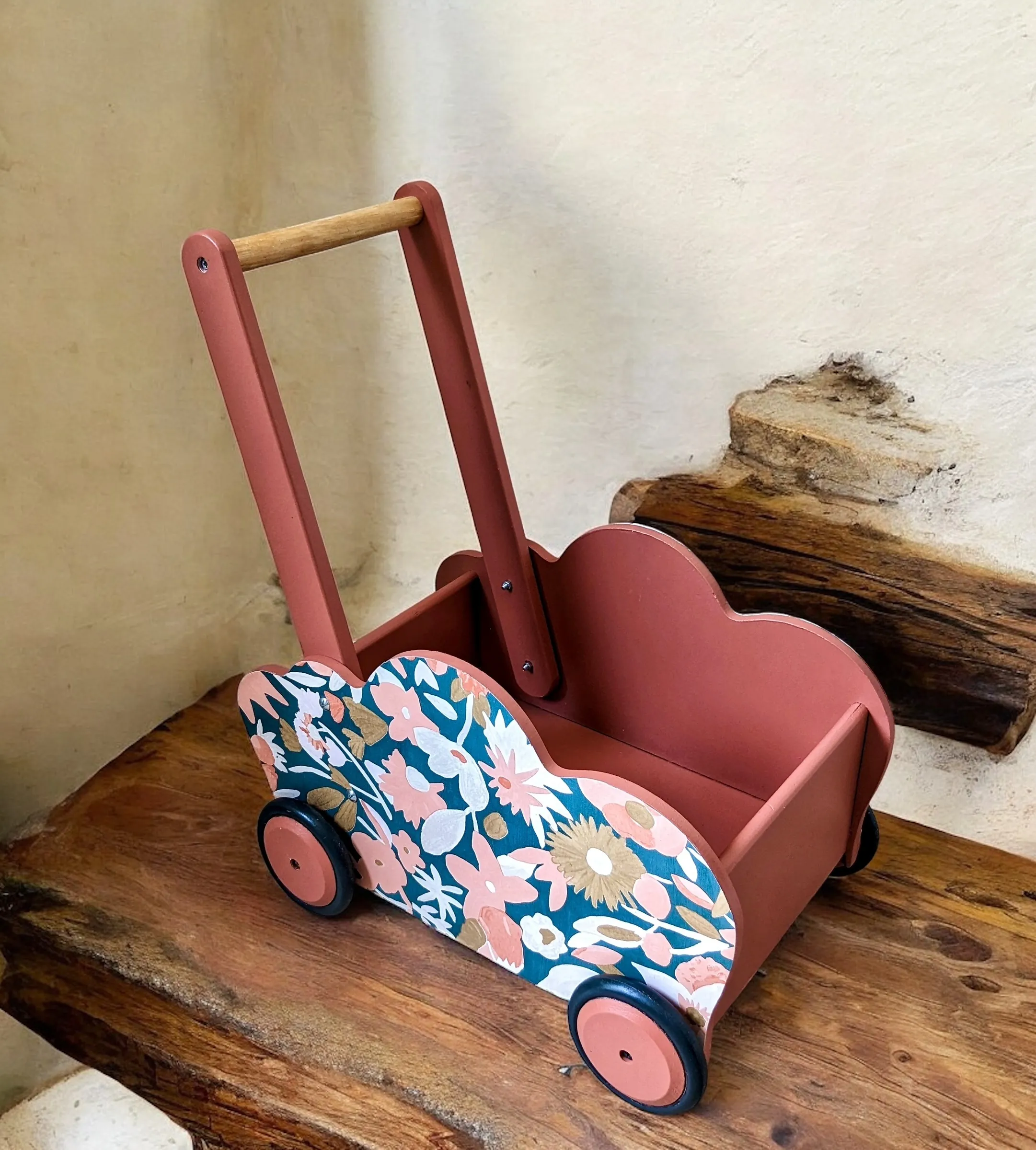 Trotteur en bois terracotta, vue d'ensemble
