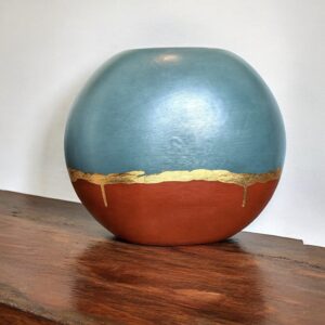 Vase rond terracotta et vert avec un liseré en feuille d’or