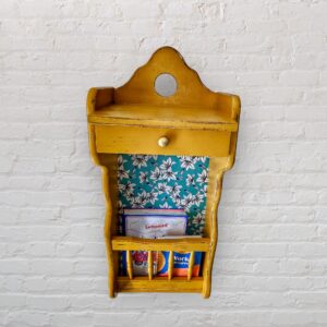 Étagère murale jaune moutarde et tissu à fleurs