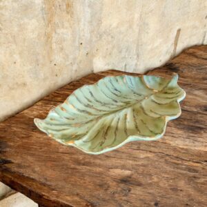 Vide-poche en forme de feuille, vert effet vieilli et feuille d’or