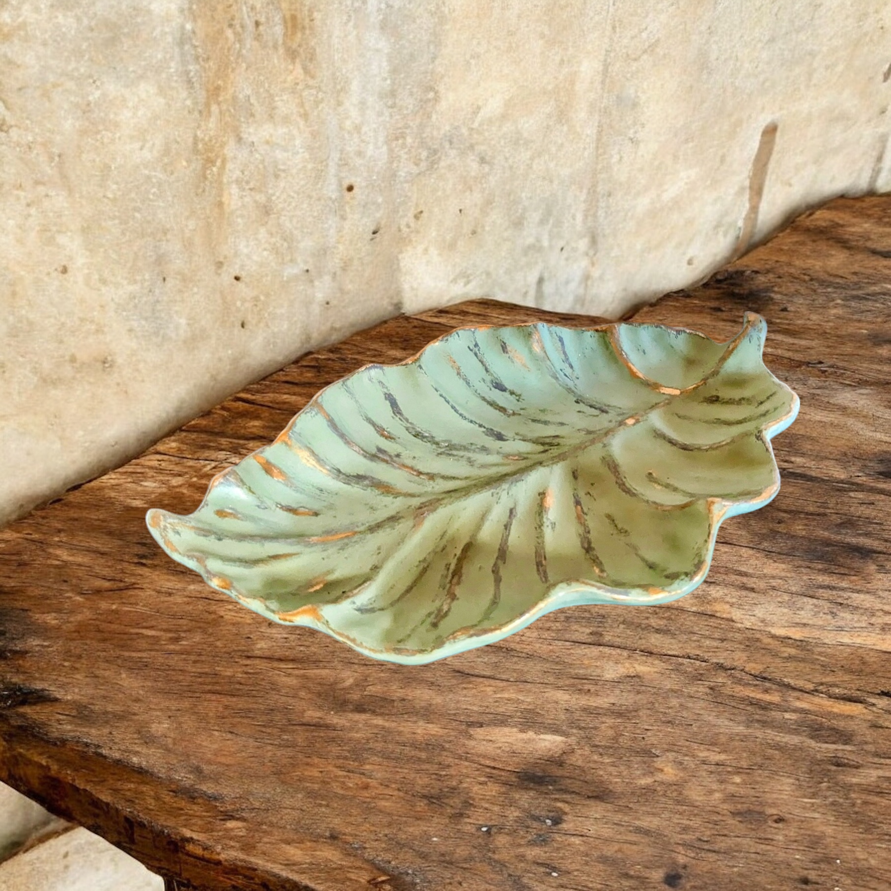 Vide-poche en forme de feuille, vert effet vieilli et feuille d’or