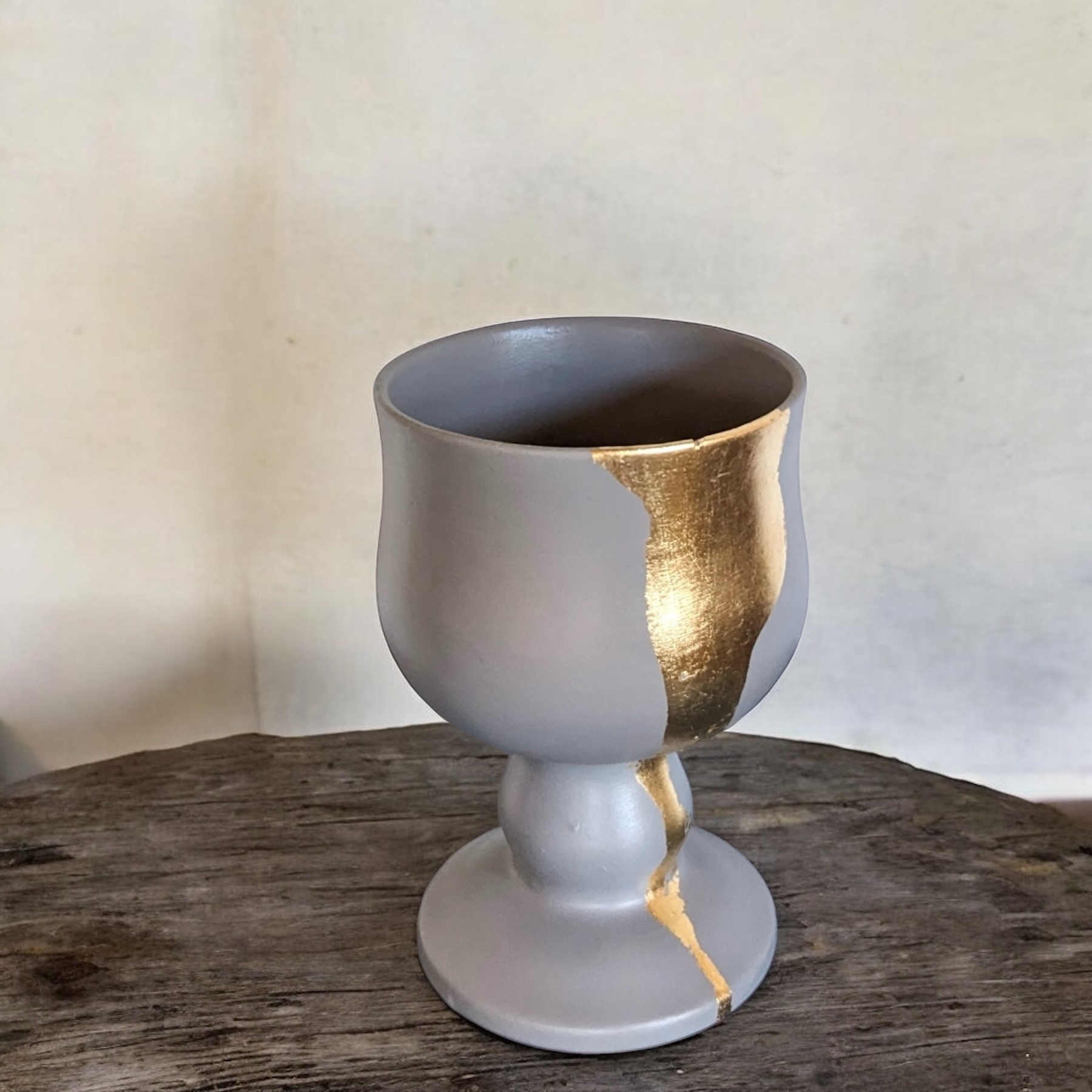 Coupe grise avec un liseré en feuille d’or