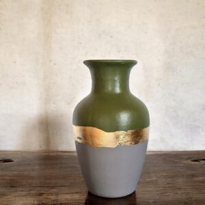 Petit vase gris et kaki avec un liseré en feuille d’or