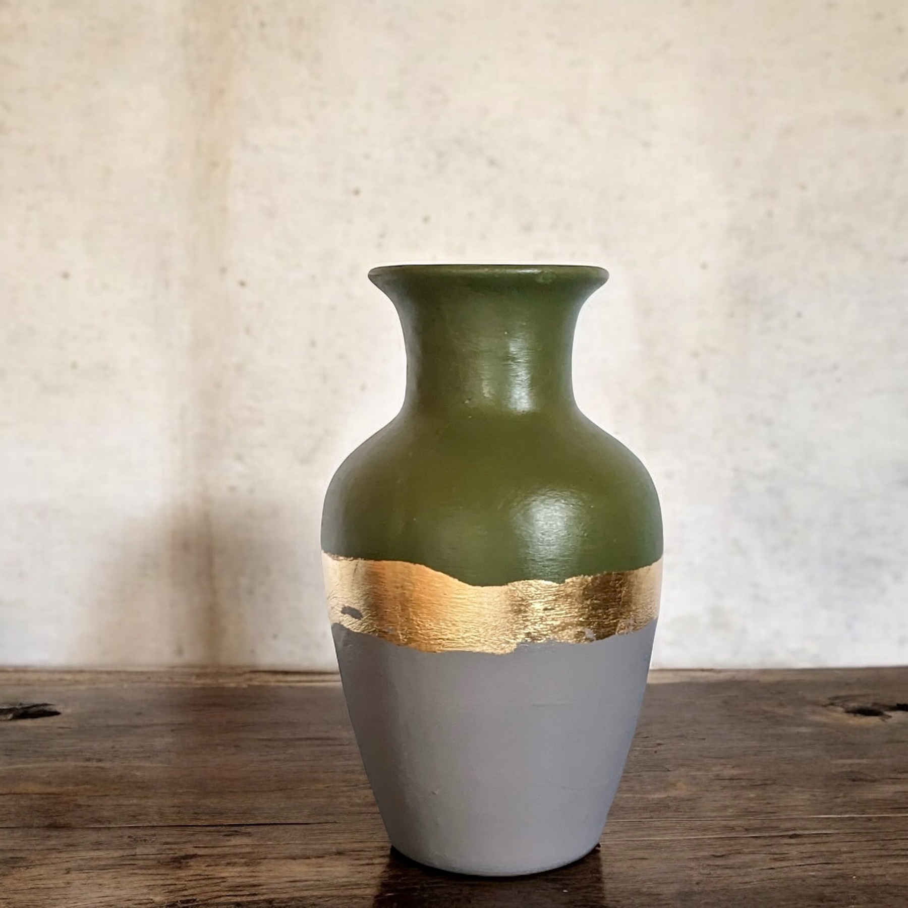 Petit vase gris et kaki avec un liseré en feuille d’or