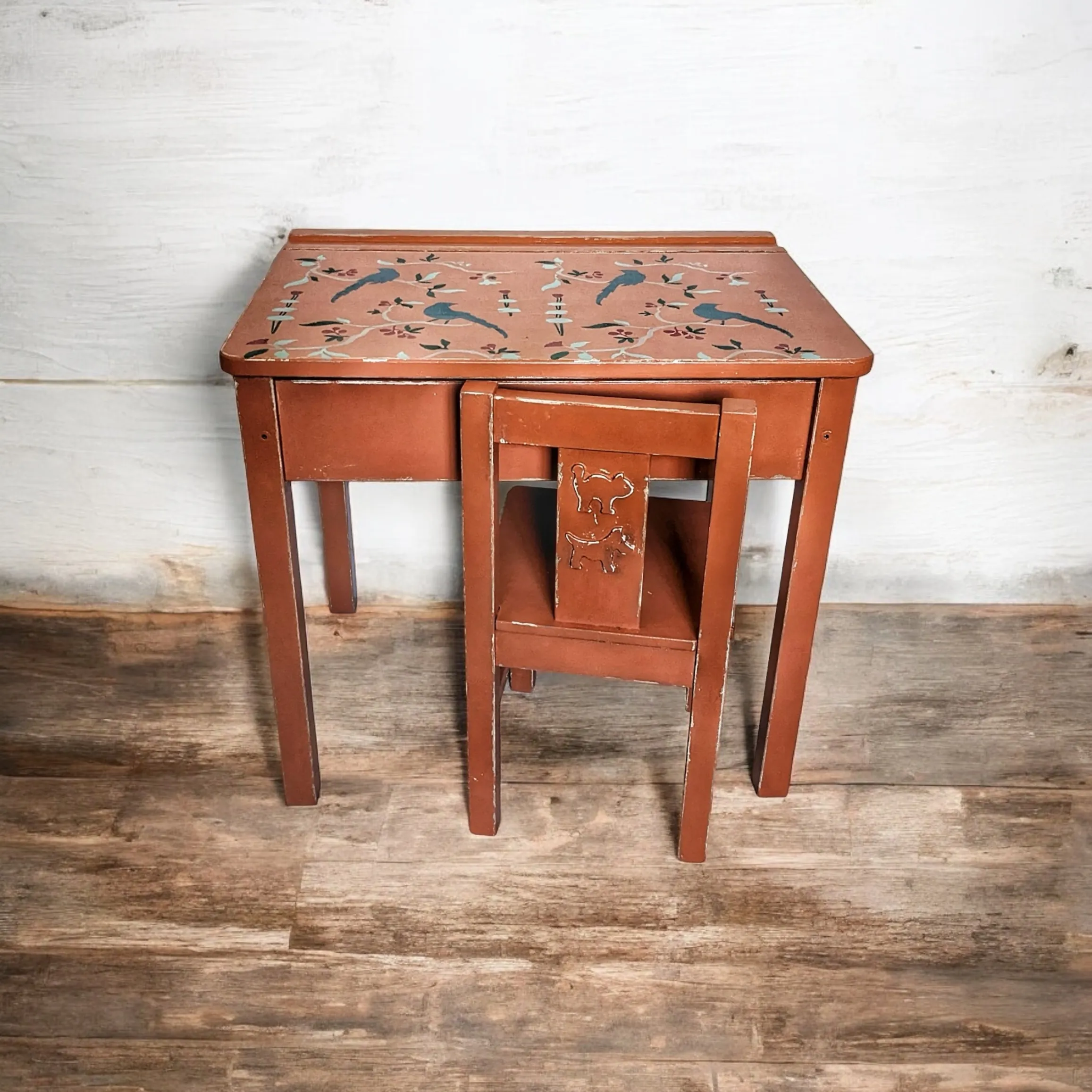 Bureau et chaise écolier terracotta relookés à la main avec motifs d'oiseaux au pochoir - By Léo