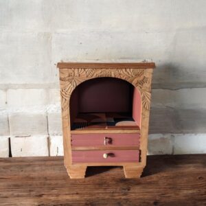 Petit meuble de rangement art déco avec niche en bois et terracotta