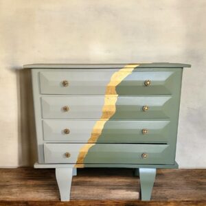 Commode en bois verte kaki et vert de gris - feuille d’or