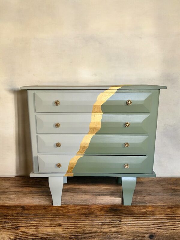 Commode en bois verte kaki et vert de gris - feuille d’or