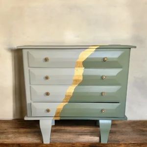 Commode verte kaki et vert de gris, vue d'ensemble