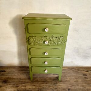 Chiffonnier vert et moulure florale