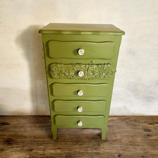 Chiffonnier vert et moulure florale