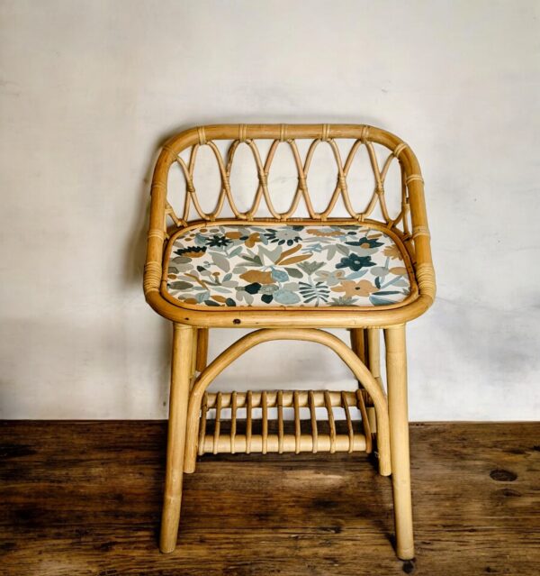 Table de chevet en rotin avec papier peint fleuri