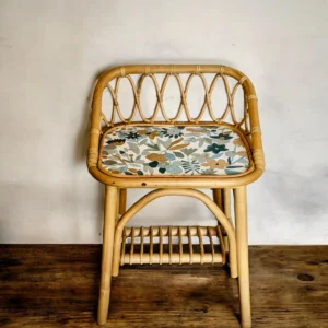 Table de chevet en rotin, vue d'ensemble