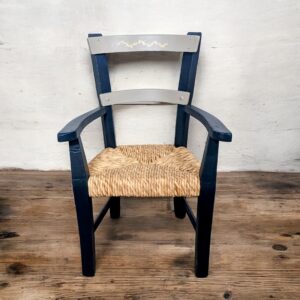 Chaise en bois et paille bleu nuit