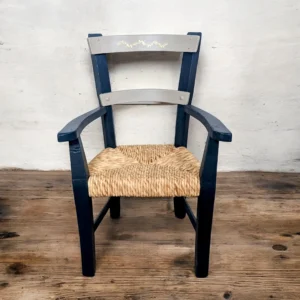 Chaise en bois et paille bleu nuit, vue d'ensemble