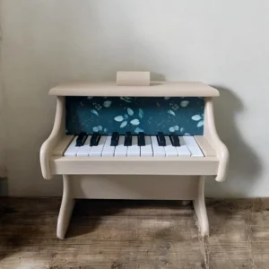 Piano en bois pour enfant relooké beige, tissu eucalyptus - By Léo