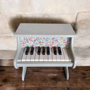 Piano en bois pour enfant relooké vert de gris, tissu liberty - By Léo