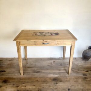Table rustique en bois naturel et motif floral