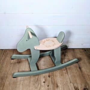 Cheval à bascule en bois vert et beige