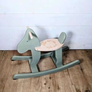 Cheval à bascule en bois vert et beige relooké à la main, pièce artisanale à Toulouse