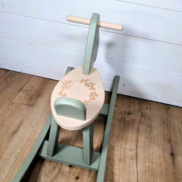 Cheval à bascule en bois vert et beige – Image 4
