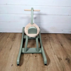 Cheval à bascule en bois relooké, jouet décoratif dans une chambre d'enfant