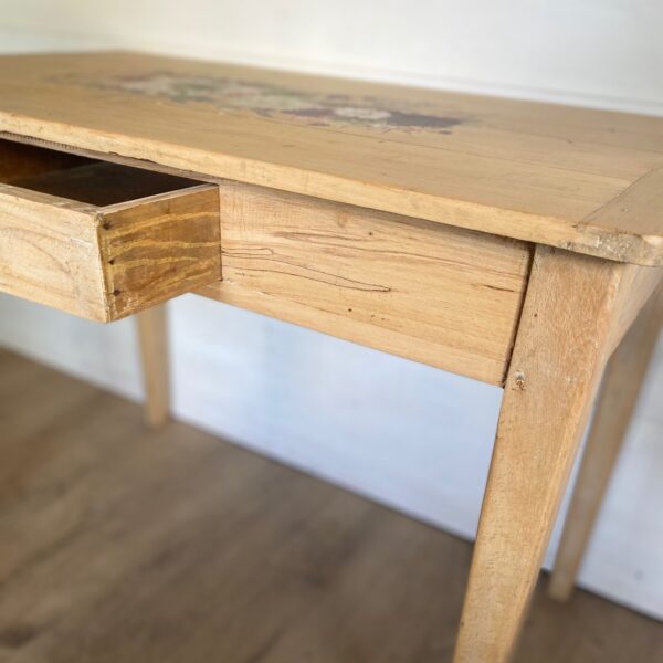 Table rustique en bois naturel et motif floral – Image 2