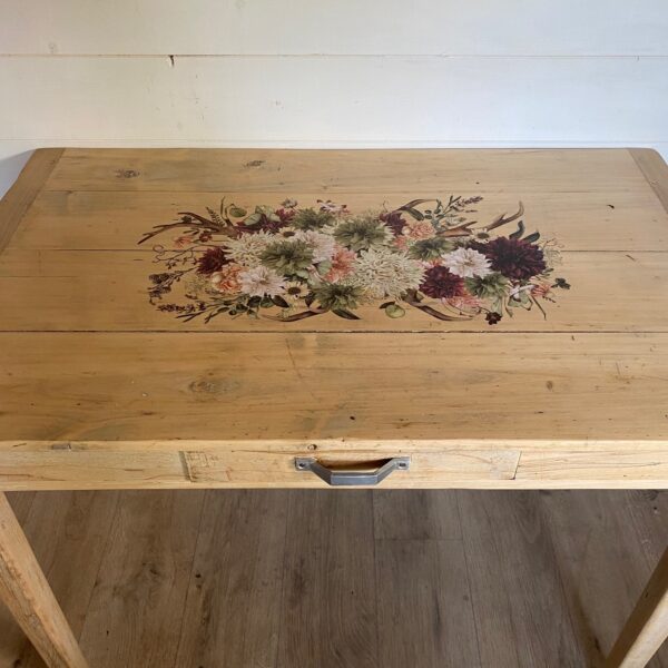 Table rustique en bois naturel et motif floral – Image 3