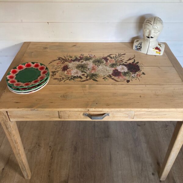 Table rustique en bois naturel et motif floral – Image 4