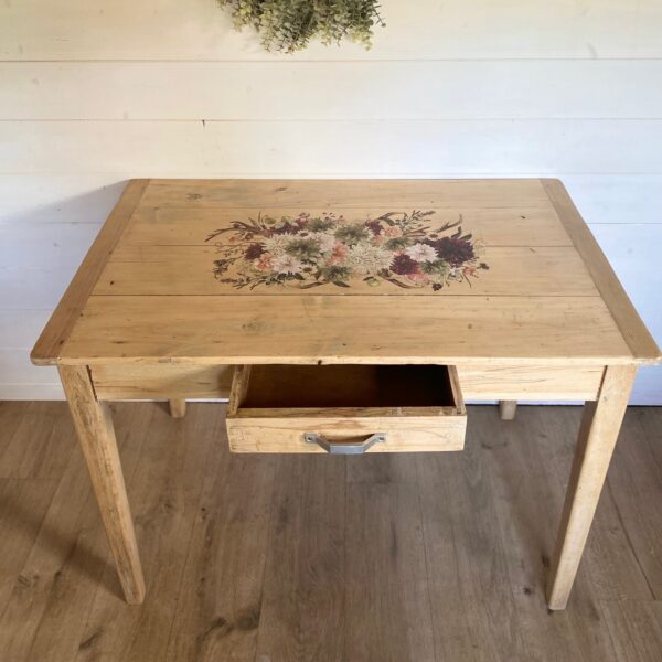 Table rustique en bois naturel et motif floral – Image 5