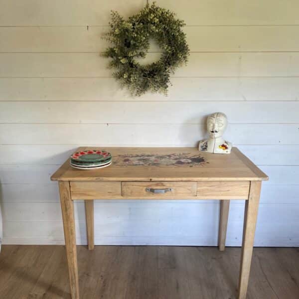 Table rustique en bois naturel et motif floral – Image 7