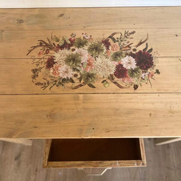 Table rustique en bois naturel et motif floral – Image 8