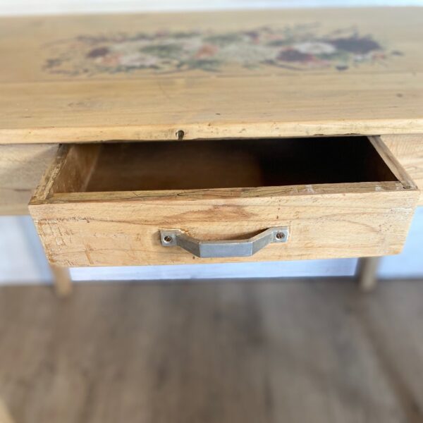 Table rustique en bois naturel et motif floral – Image 9
