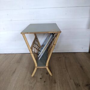 Porte-revue en rotin vert sauge, vue de côté