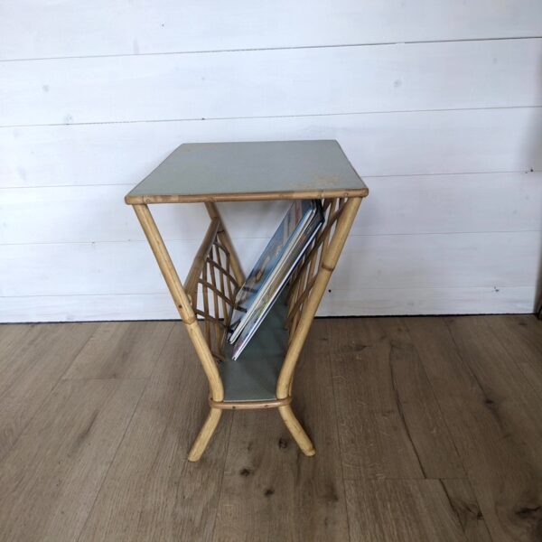 Porte-revue vintage en rotin, tablette vert sauge – Image 4