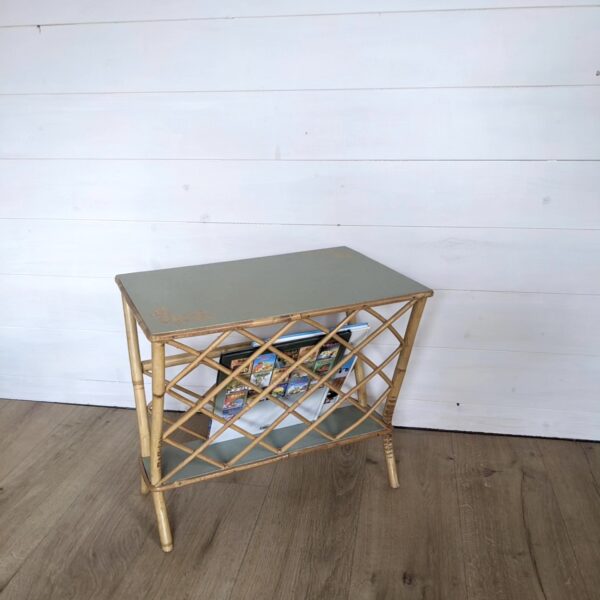 Porte-revue vintage en rotin, tablette vert sauge – Image 3