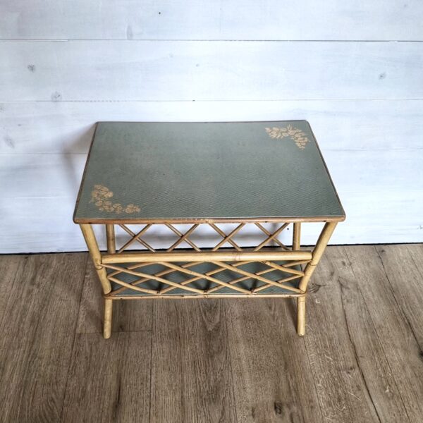 Porte-revue vintage en rotin, tablette vert sauge – Image 2
