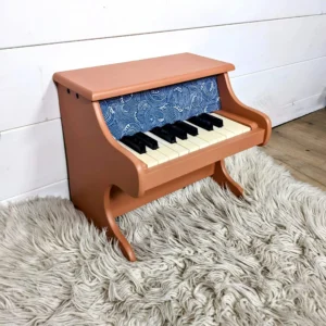Détail du tissu vague sur le piano en bois terracotta
