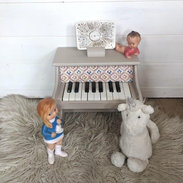 Petit piano beige effet vieilli et tissu à fleurs – Image 3