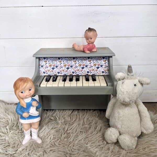 Petit piano vert amande avec pochoir à la cire dorée et tissu à fleurs – Image 4