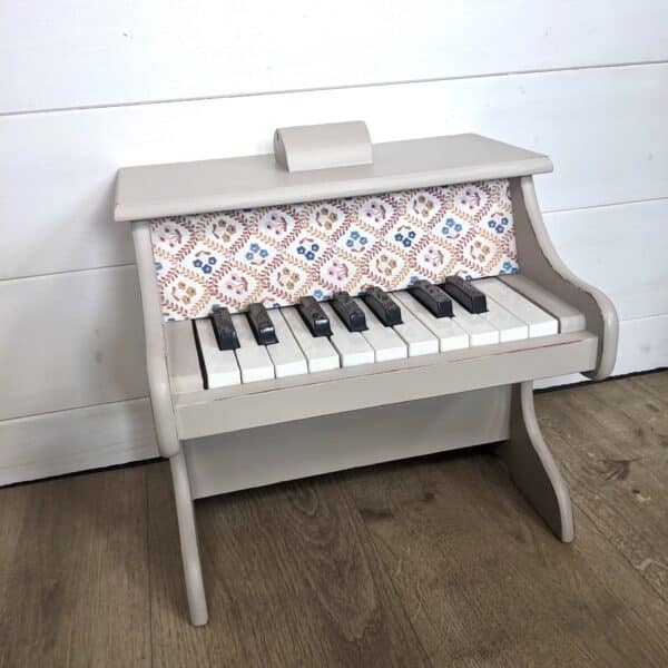 Petit piano beige effet vieilli et tissu à fleurs – Image 2