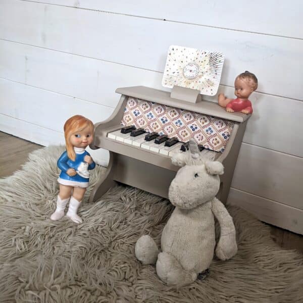 Petit piano beige effet vieilli et tissu à fleurs – Image 4