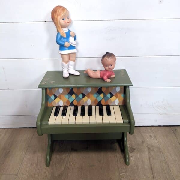 Petit piano vert printanier avec pochoir à la cire dorée et tissu 60’s – Image 2