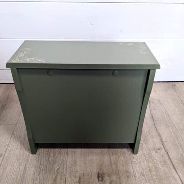 Petit piano vert printanier avec pochoir à la cire dorée et tissu 60’s – Image 4